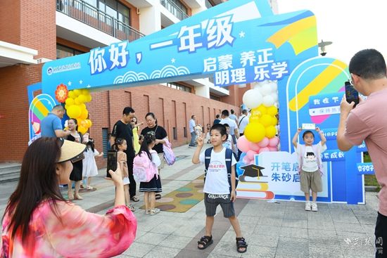 咸寧市實(shí)驗(yàn)外國語學(xué)校 家長(zhǎng)帶著新生孩子來校報(bào)道（2）.jpg.jpg