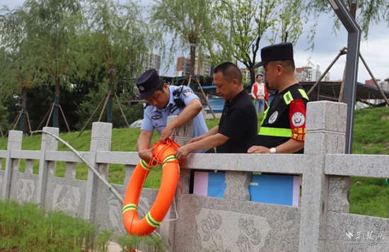 雙鶴派出所民輔警在轄區(qū)重點水域排查隱患，裝配救生工具.jpg