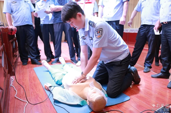 7月17日，嘉魚縣公安局治安大隊會同縣紅十字會組織開展一線民輔警防溺水急救技能專項培訓.jpg