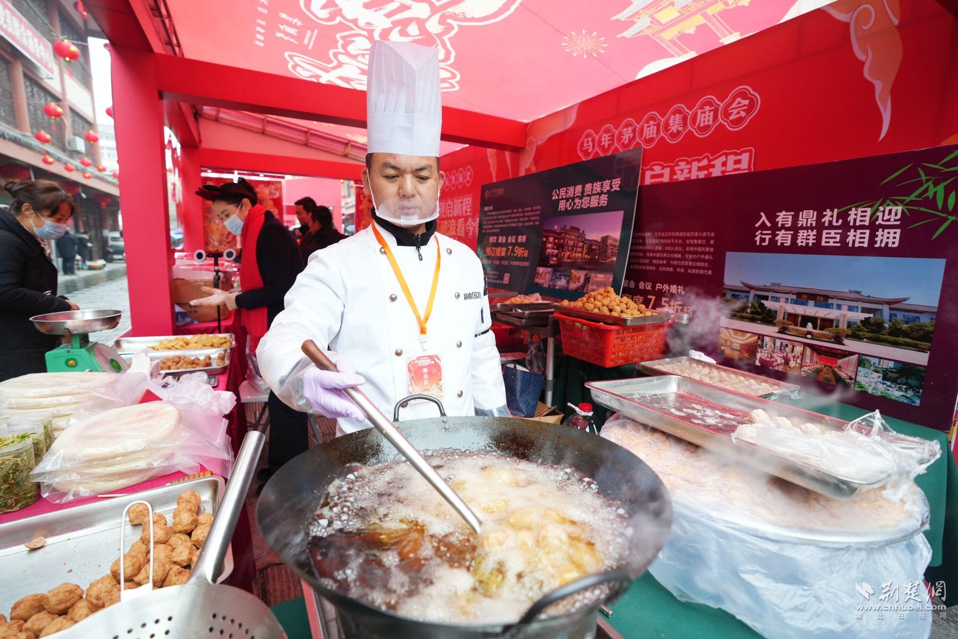 現(xiàn)場(chǎng)臘味、鹵貨、炸圓子吸引市民前來品嘗購買 (1).JPG.JPG